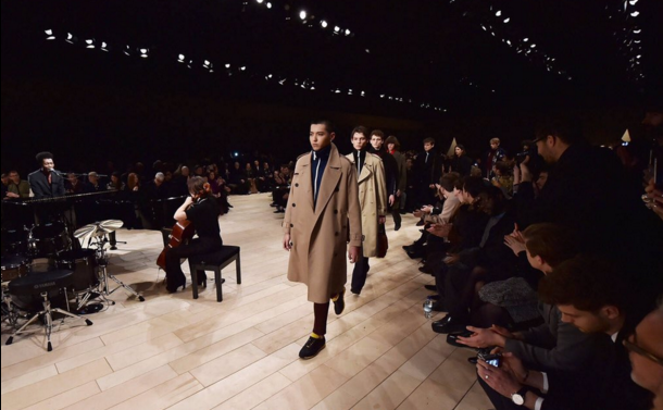 Phát sốt trước những lần sao Hoa ngữ sải bước trên sàn catwalk