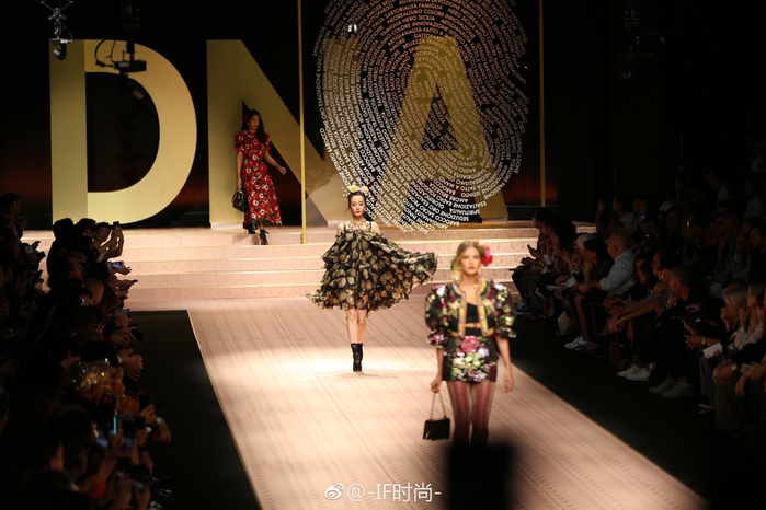 Phát sốt trước những lần sao Hoa ngữ sải bước trên sàn catwalk