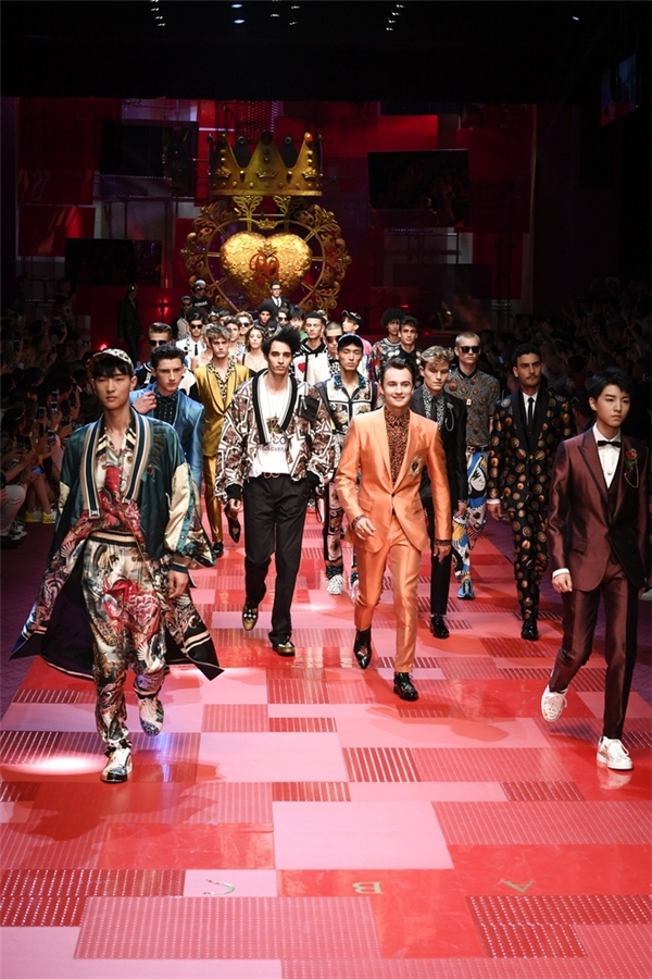 Phát sốt trước những lần sao Hoa ngữ sải bước trên sàn catwalk