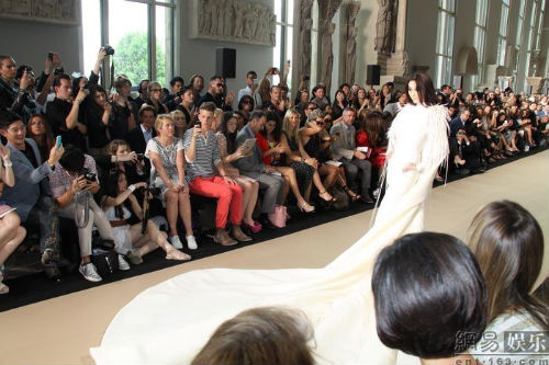 Phát sốt trước những lần sao Hoa ngữ sải bước trên sàn catwalk