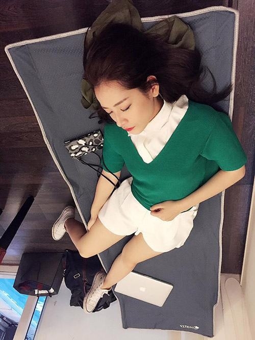 Loạt khoảnh khắc đắt giá, mỹ nhân Việt ngủ gật vẫn đẹp mê hồn