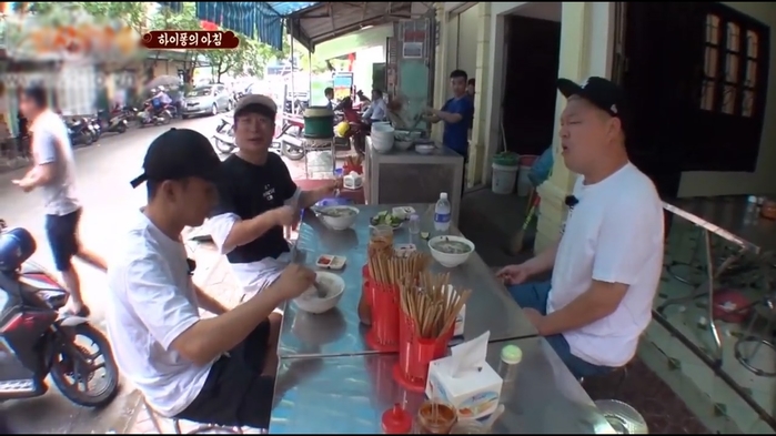 Sao Kpop sang Việt Nam thử các món ăn và mua sắm đồ bình dân