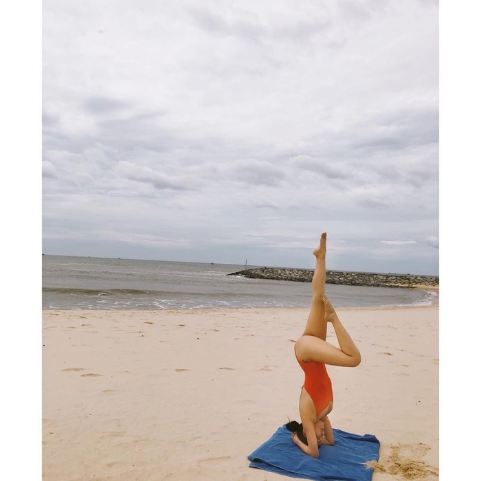 Mỹ nhân Việt mặc đồ tắm tập yoga sexy đến 'nghẹt thở'