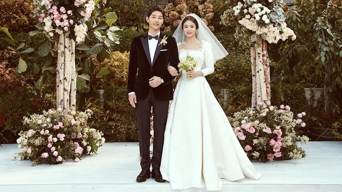 Song Hye Kyo giản dị nhưng đẳng cấp trong bộ váy hồng đơn giản