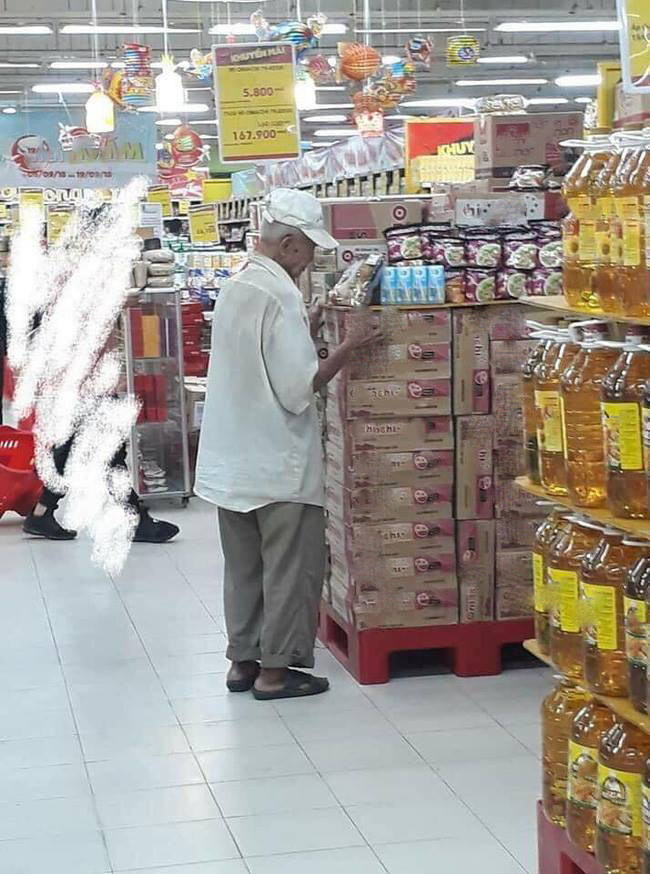 Thắt lòng với hình ảnh ông lão mua cơm thanh lý ở siêu thị mỗi ngày