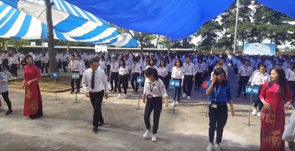 Thầy hiệu trưởng cùng học sinh nhảy cha cha cha