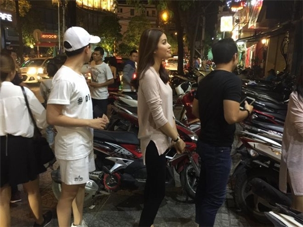Thời trang ăn vỉa hè: Ngọc Trinh sang chảnh, Nhã Phương hóa ninja