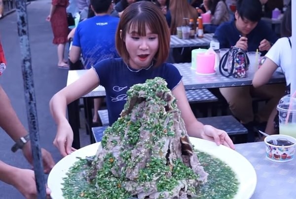 Thời trang ăn vỉa hè: Ngọc Trinh sang chảnh, Nhã Phương hóa ninja