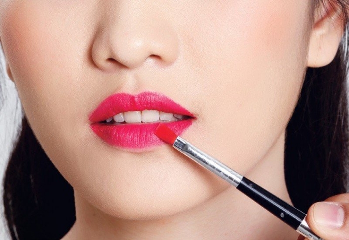 Mẹo giúp son bám trên môi của bạn mà chẳng cần tô lại