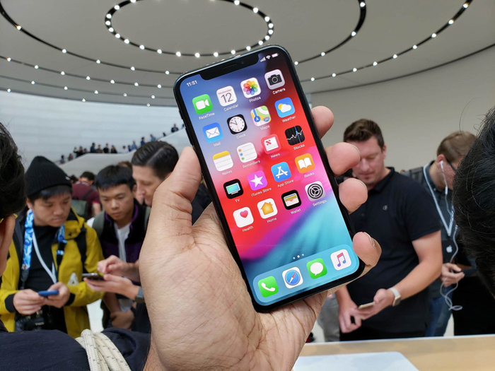 Trên tay chiếc iPhone XS Max màu vàng sang chảnh đầu tiên