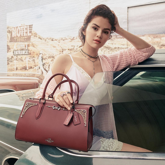 Từ sau khi Justin đính hôn, Selena biến hình chóng mặt
