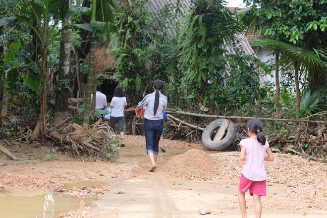 Những khoảnh khắc đẹp động lòng người khi các nàng hậu đi làm từ thiện