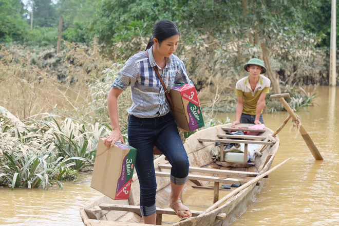 Những khoảnh khắc đẹp động lòng người khi các nàng hậu đi làm từ thiện