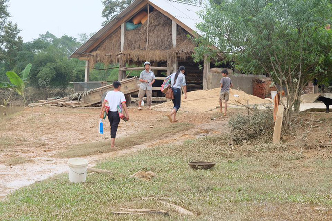 Những khoảnh khắc đẹp động lòng người khi các nàng hậu đi làm từ thiện