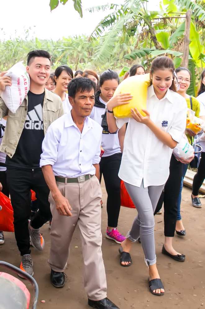 Những khoảnh khắc đẹp động lòng người khi các nàng hậu đi làm từ thiện