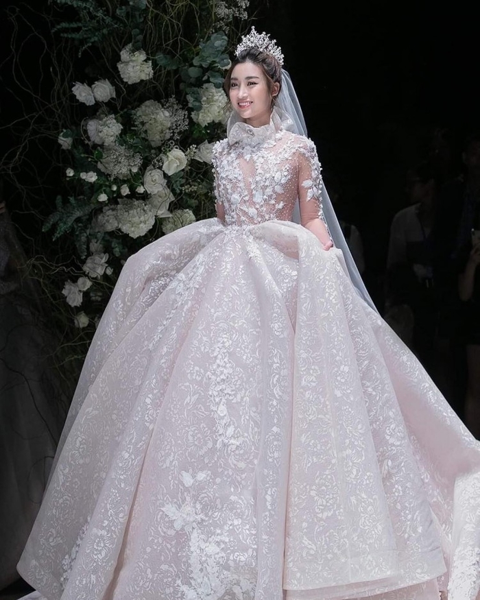 Hoa hậu Đỗ Mỹ Linh lại “gây sốt” khi diện váy cưới lộng lẫy làm cô dâu