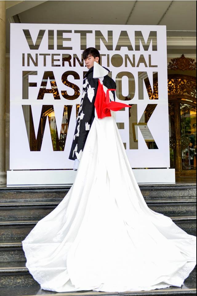 Street style kì dị của giới trẻ Việt tại Tuần lễ Thời trang Quốc tế