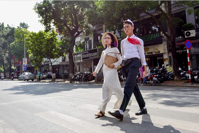 Street style kì dị của giới trẻ Việt tại Tuần lễ Thời trang Quốc tế