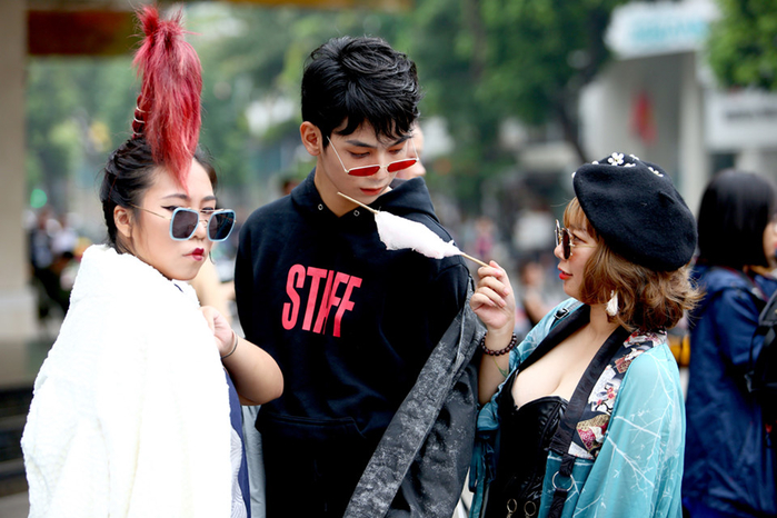 Street style kì dị của giới trẻ Việt tại Tuần lễ Thời trang Quốc tế