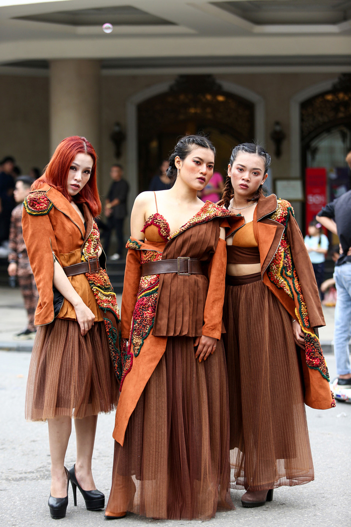 Street style kì dị của giới trẻ Việt tại Tuần lễ Thời trang Quốc tế