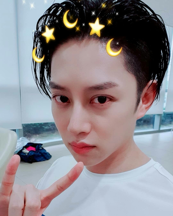 8 nam idol Kpop đạt trình “tự luyến” khó ai bì khi đi show