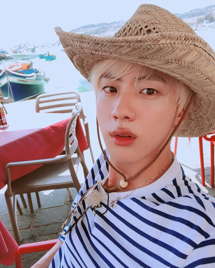 8 nam idol Kpop đạt trình “tự luyến” khó ai bì khi đi show
