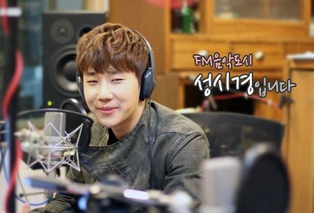 8 nam idol Kpop đạt trình “tự luyến” khó ai bì khi đi show