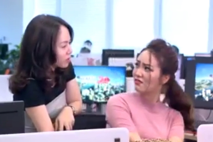 Á hậu Thụy Vân ngã sấp mặt vẫn giữ thần thái cực tốt