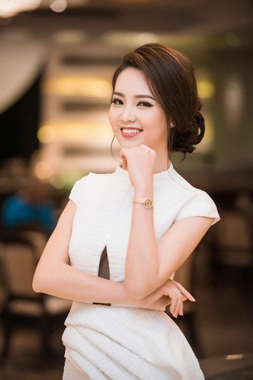 Á hậu Thụy Vân ngã sấp mặt vẫn giữ thần thái cực tốt
