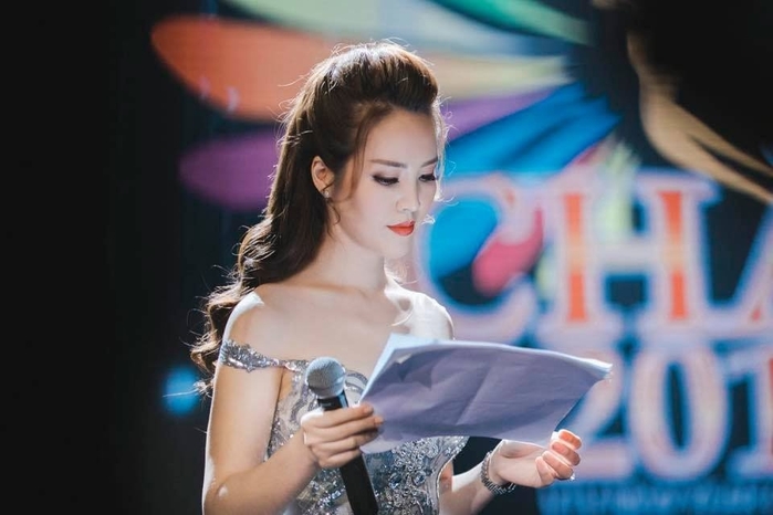 Á hậu Thụy Vân ngã sấp mặt vẫn giữ thần thái cực tốt