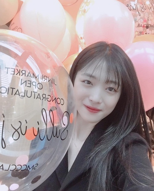 Ảnh hot sao Hàn: Chanel sống Jennie cười tươi rói
