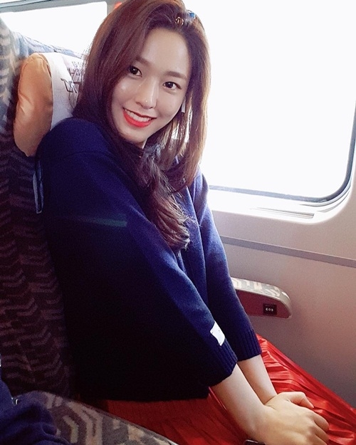 Ảnh hot sao Hàn: Chanel sống Jennie cười tươi rói