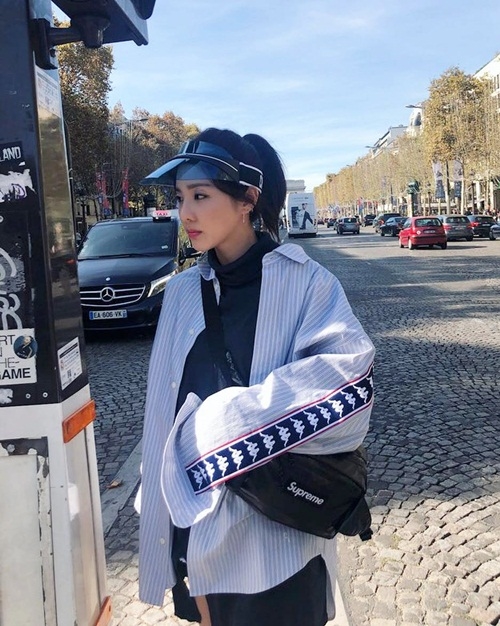 Ảnh hot sao Hàn: Chanel sống Jennie cười tươi rói