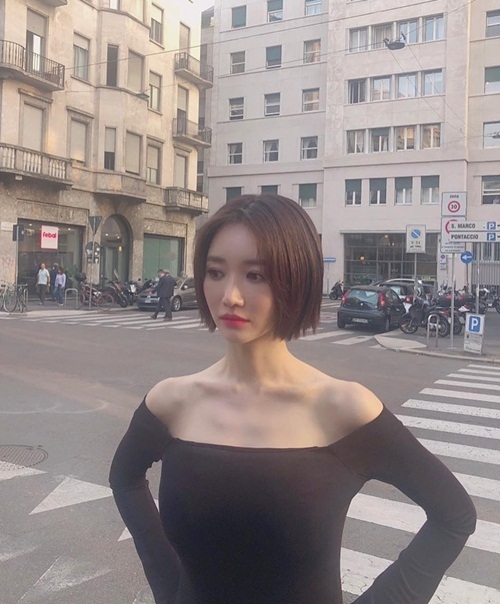 Ảnh hot sao Hàn: Chanel sống Jennie cười tươi rói