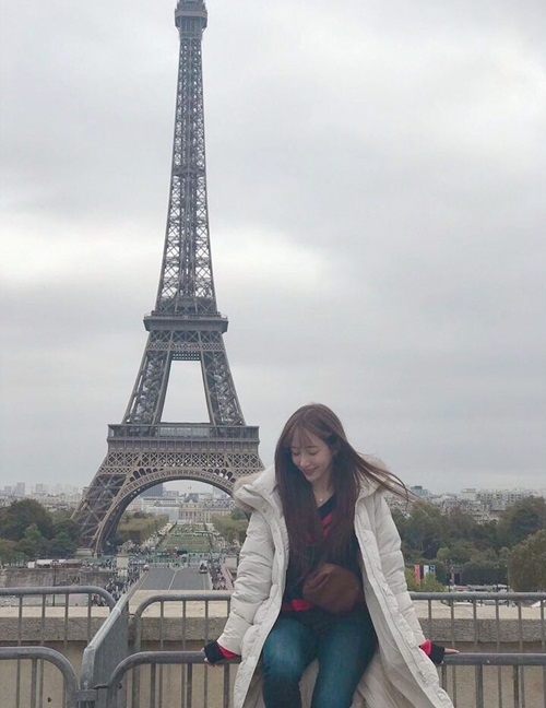 Ảnh hot sao Hàn: Chanel sống Jennie cười tươi rói