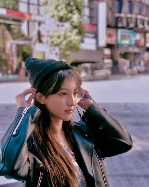 Ảnh hot sao Hàn: Chanel sống Jennie cười tươi rói