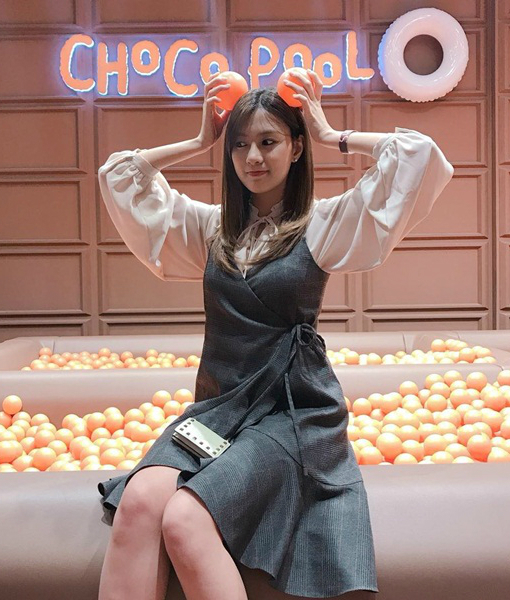 Ảnh hot sao Hàn: Chanel sống Jennie cười tươi rói