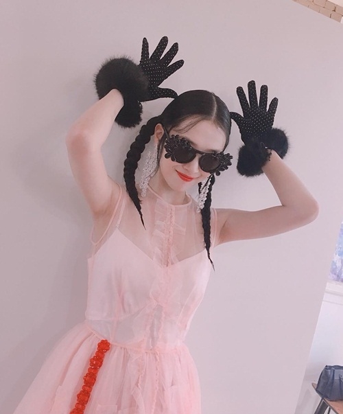 Ảnh hot sao Hàn: Chanel sống Jennie cười tươi rói
