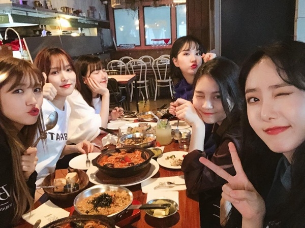 Ảnh hot sao Hàn: Chanel sống Jennie cười tươi rói