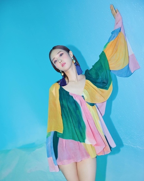 Ảnh hot sao Hàn: Chanel sống Jennie cười tươi rói