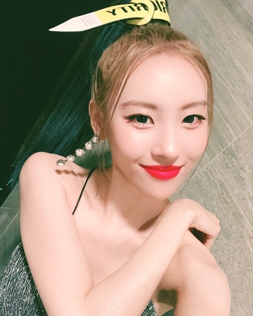 Ảnh hot sao Hàn: Chanel sống Jennie cười tươi rói
