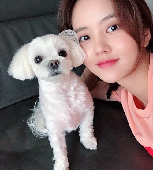 Ảnh hot sao Hàn: Chanel sống Jennie cười tươi rói