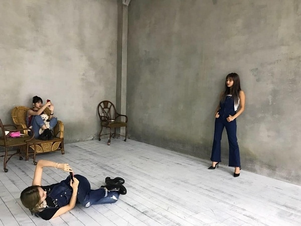 Ảnh hot sao Hàn: Chanel sống Jennie cười tươi rói