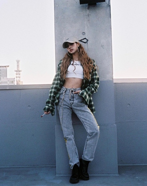 Ảnh hot sao Hàn: Chanel sống Jennie cười tươi rói