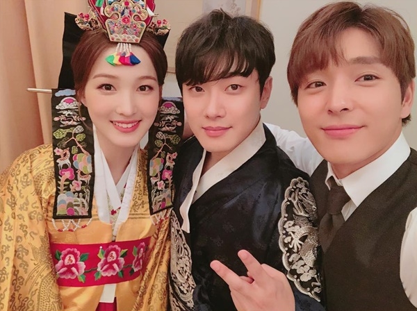 Ảnh hot sao Hàn: Seungri 'tỉnh bơ' giữa lùm xùm hẹn hò