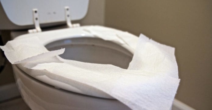 Bàn luận lí do bạn không nên đặt giấy vệ sinh lên ghế ngồi bồn cầu