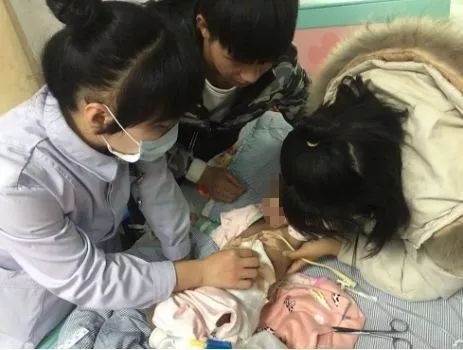 Bé gái 15 tháng tuổi bị bục dạ dày vì ăn bắp