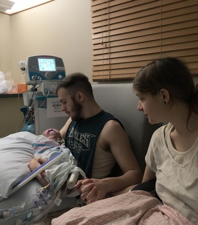 Bé sơ sinh tử vong do nhiễm virus ăn não và phổi, nhiều cha mẹ ngã n
