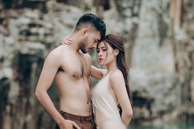 Cũng là mặc đồ tắm nhưng Minh Tú chụp ảnh ở chợ lại nghệ đến thế này