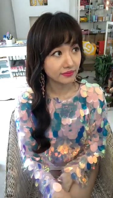 Bích Phương, Hari Won đụng hàng kiểu áo